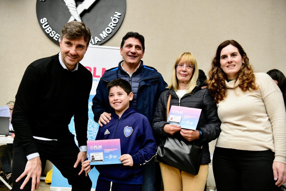 Marinucci y Ghi entregaron Pases Libres a vecinos de Morón