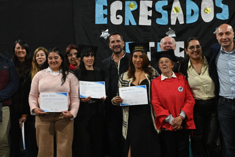 115 adultos terminaron el secundario gracias al Plan FinEs en Escobar