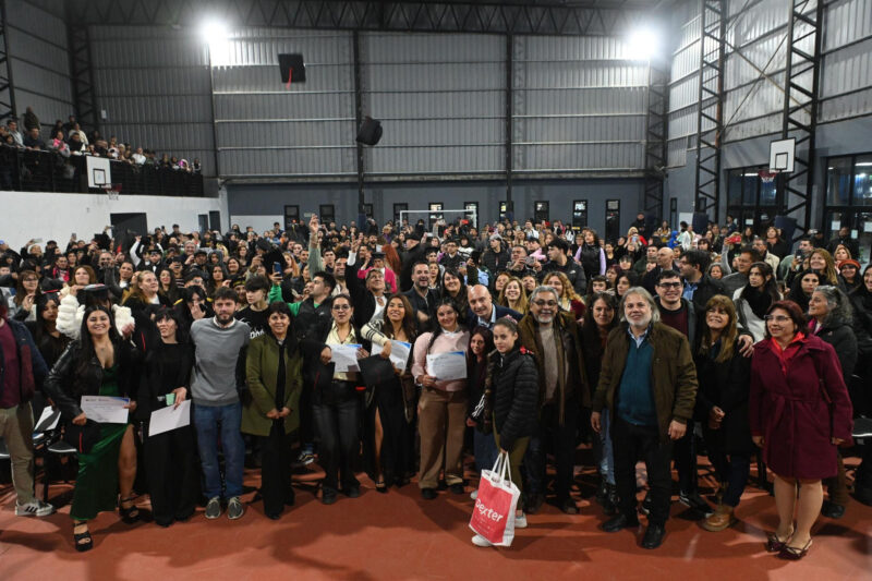 115 adultos terminaron el secundario gracias al Plan FinEs en Escobar