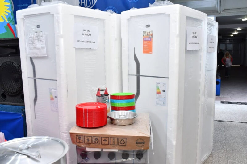 El Municipio entregó equipamiento a escuelas de Morón