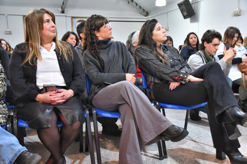 El Municipio entregó equipamiento a escuelas de Morón