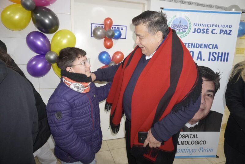 Mario Ishii entrego lentes y recorrió el nuevo laboratorio de medicamentos