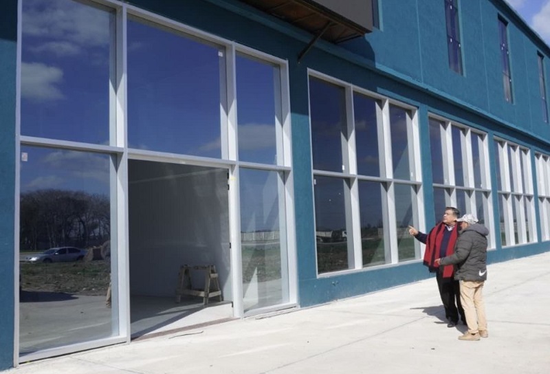 Mario Ishii entrego lentes y recorrió el nuevo laboratorio de medicamentos