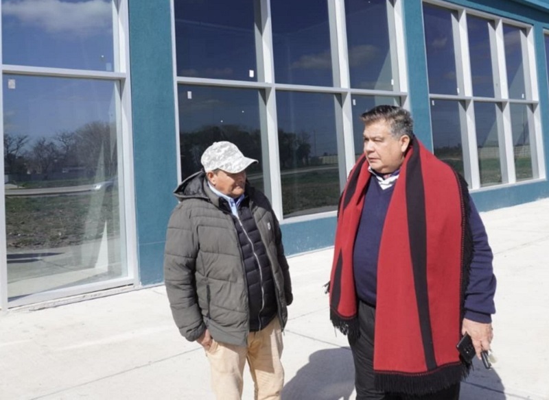 Mario Ishii entrego lentes y recorrió el nuevo laboratorio de medicamentos
