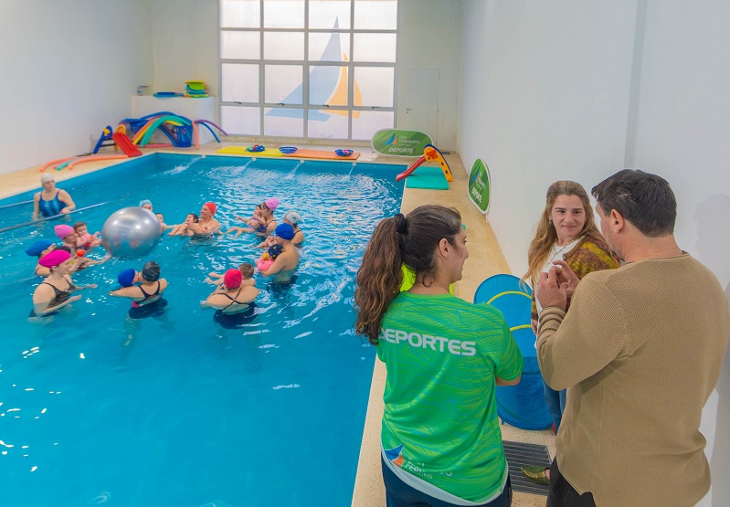 Eva Andreotti acompañó las primeras clases de Matronatación del Polideportivo 11 de San Fernando