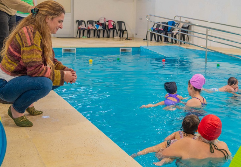Eva Andreotti acompañó las primeras clases de Matronatación del Polideportivo 11 de San Fernando