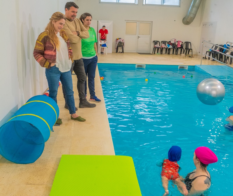 Eva Andreotti acompañó las primeras clases de Matronatación del Polideportivo 11 de San Fernando