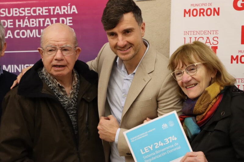 Ghi y Larroque entregaron más de 100 escrituras de viviendas en Morón