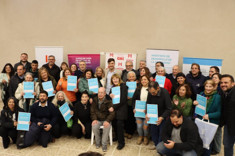 Ghi y Larroque entregaron más de 100 escrituras de viviendas en Morón