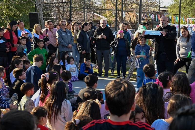 Julio Zamora compartió un encuentro con la comunidad de Benavídez en el marco del Mes de las Infancias