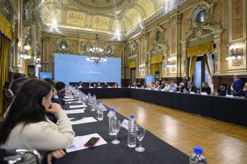 Kicillof encabezó una reunión con representantes de los trabajadores del Estado bonaerense