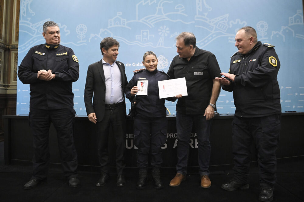 Kicillof entregó condecoraciones a oficiales de la policía provincial