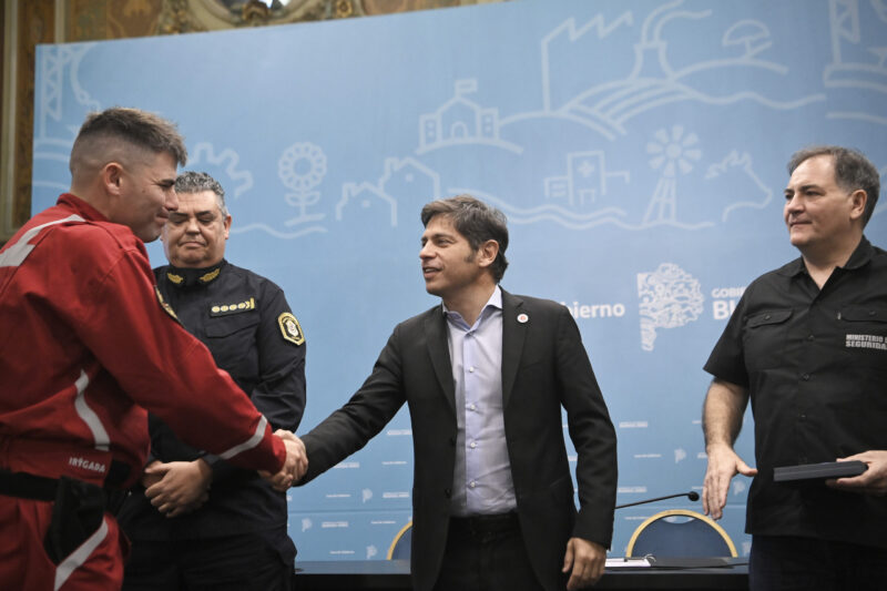 Kicillof entregó condecoraciones a oficiales de la policía provincial