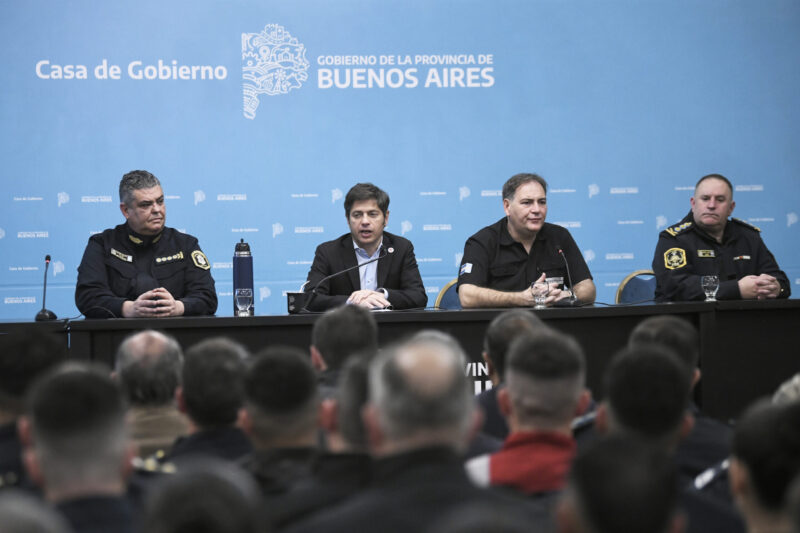 Kicillof entregó condecoraciones a oficiales de la policía provincial