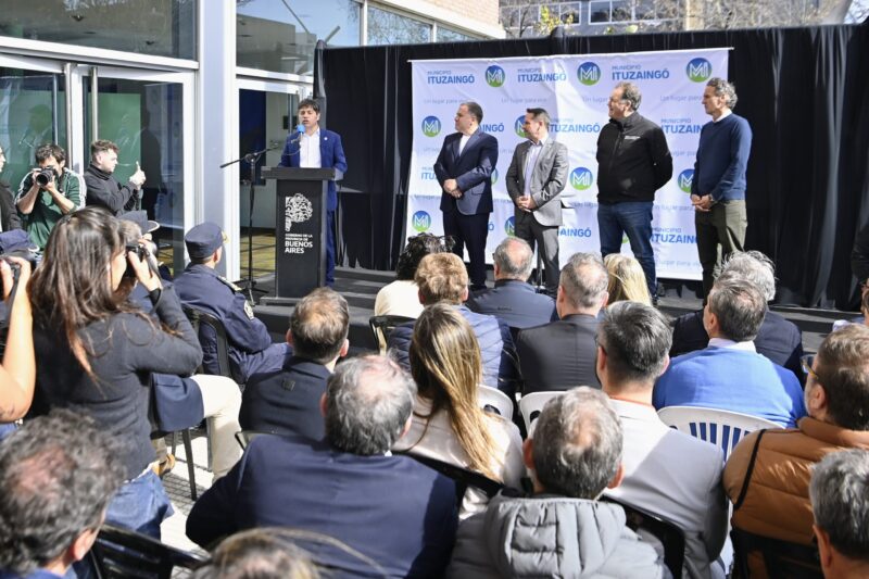 Kicillof entregó patrulleros y equipamiento para fortalecer la seguridad en Ituzaingo