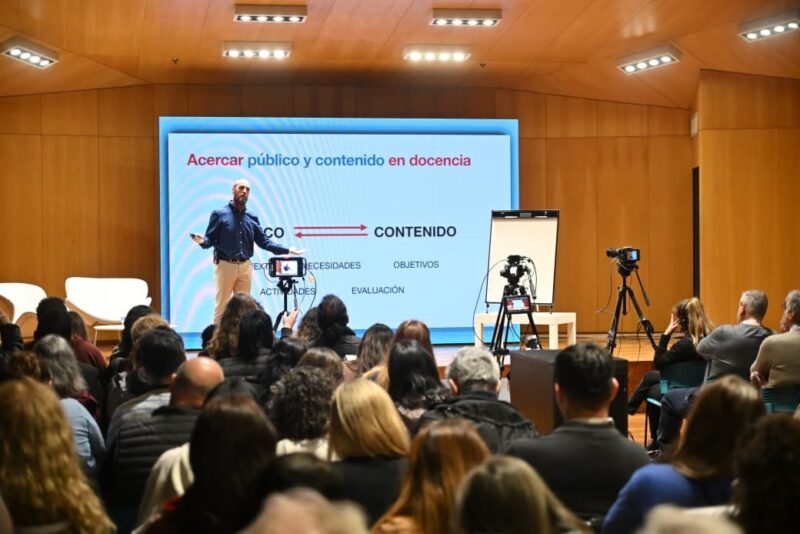 Más de 1.200 docentes en un encuentro para transformar la educación en la Ciudad