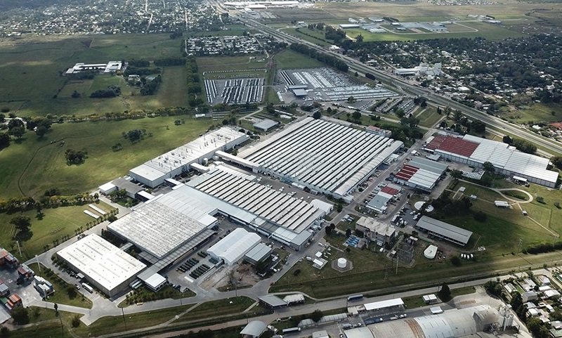 Mercedes-Benz analiza una inversión de 400 millones de dólares en La Matanza