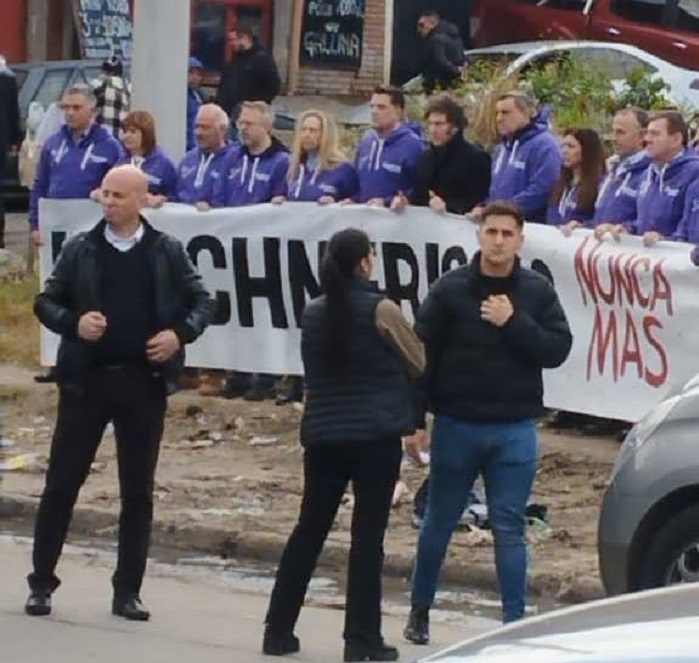 Milei en Villa Celina, paso ligero foto y acting con mucha seguridad