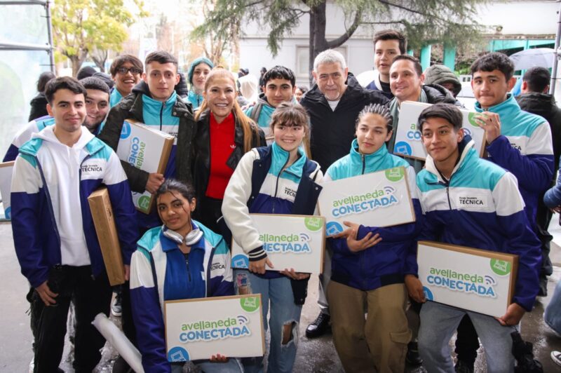 Por el programa “Avellaneda Conectada”, más de 3700 estudiantes recibieron su netbook