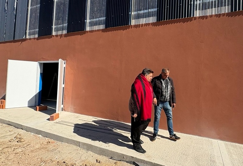El intendente Mario Ishii recorrió el avance de obra del nuevo polideportivo