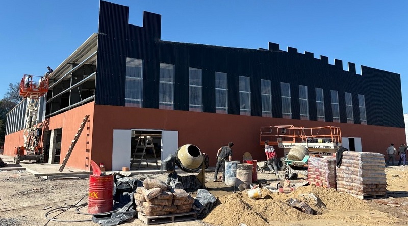 El intendente Mario Ishii recorrió el avance de obra del nuevo polideportivo