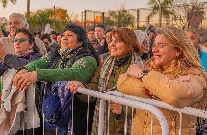 Una multitud de familias disfrutaron el Festival Tropical con Amar Azul y más artistas