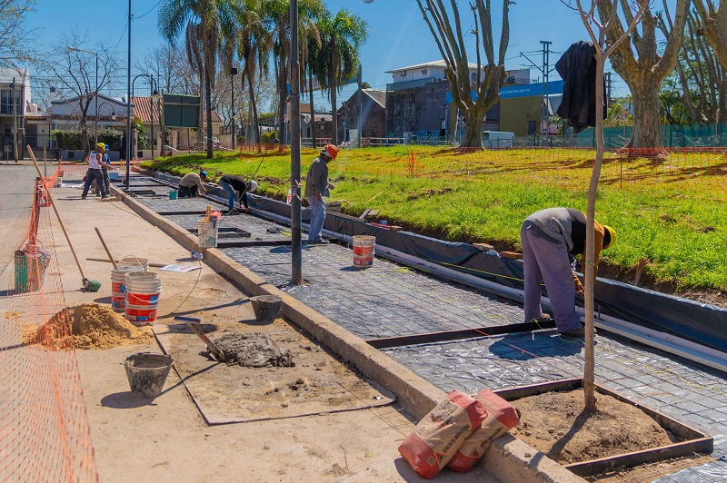 Juan Andreotti recorrió la obra de una nueva plaza junto al Tren de la Costa