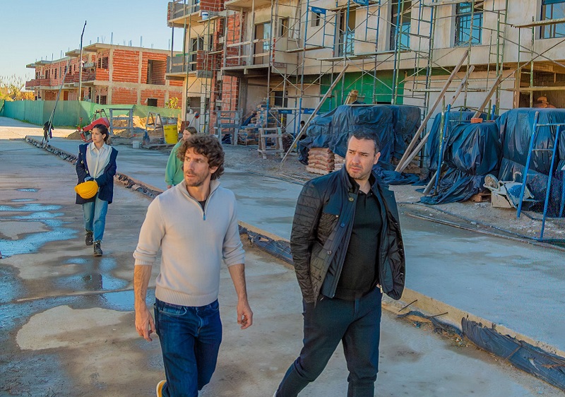 Juan Andreotti visitó la construcción de 127 viviendas reactivadas con fondos municipales