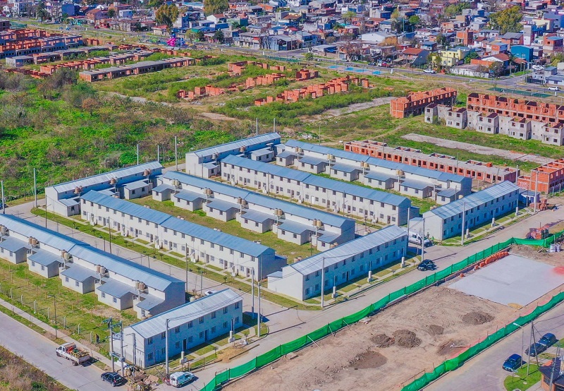 Juan Andreotti visitó la construcción de 127 viviendas reactivadas con fondos municipales