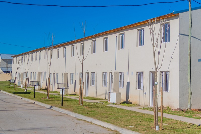 Juan Andreotti visitó la construcción de 127 viviendas reactivadas con fondos municipales