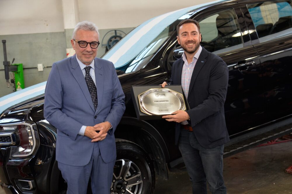 Julio Zamora y autoridades de Ford entregaron un vehículo a la Escuela Técnica N° 4