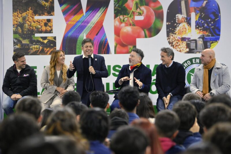 Kicillof visito la expo “Hecho en Merlo junto a Gustavo Menéndez en el cierre de la 1° sección
