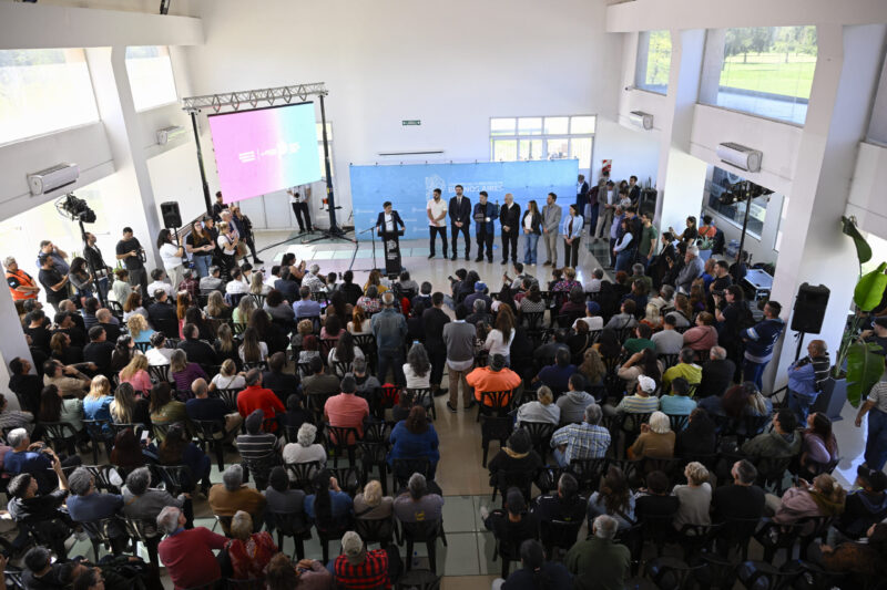 Kicillof entregó escrituras gratuitas a familias de Merlo