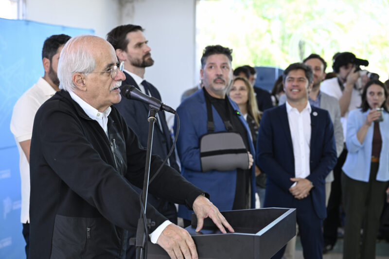 Kicillof entregó escrituras gratuitas a familias de Merlo