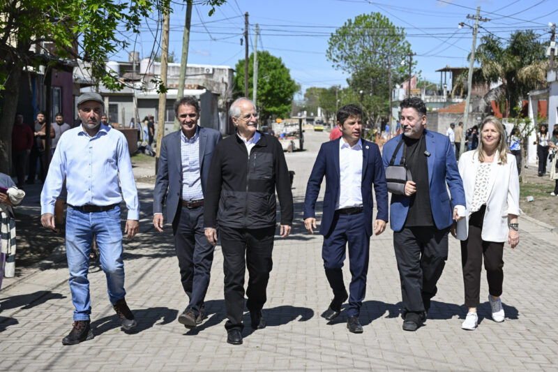 Kicillof entregó escrituras gratuitas a familias de Merlo