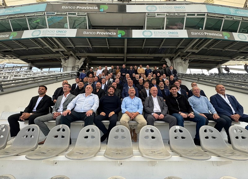 Acuerdo entre Tapia y Kicillof para llevar la selección a La Plata