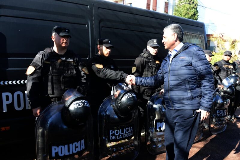 La Ciudad desalojó a los manteros que vendían de manera ilegal en el Parque Saavedra