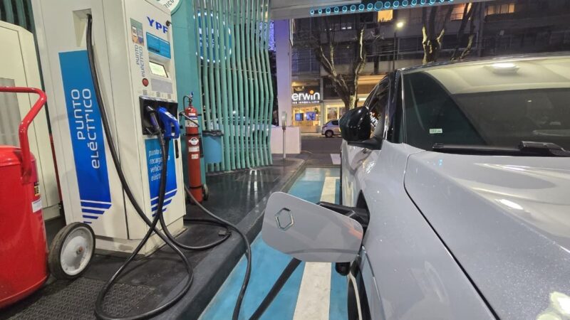 La Ciudad habilita puestos de cargas para autos eléctricos en las calles