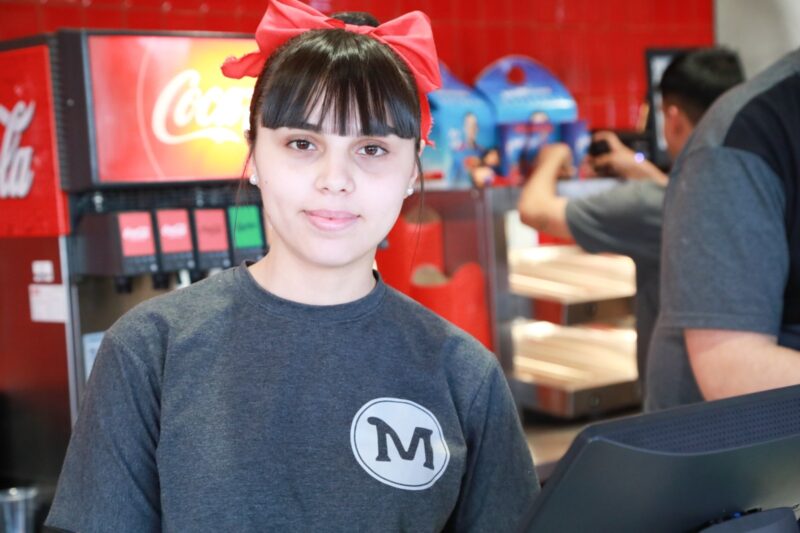 San Isidro: 40 jóvenes consiguieron empleo en el nuevo local de Mostaza