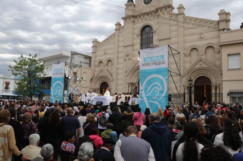 Una multitud celebró el día de San Miguel Arcángel
