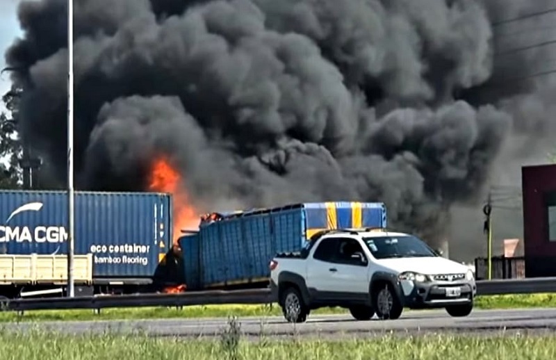 Choque e incendio de 2 camiones, un auto y un utilitario en la Panamericana, en Campana