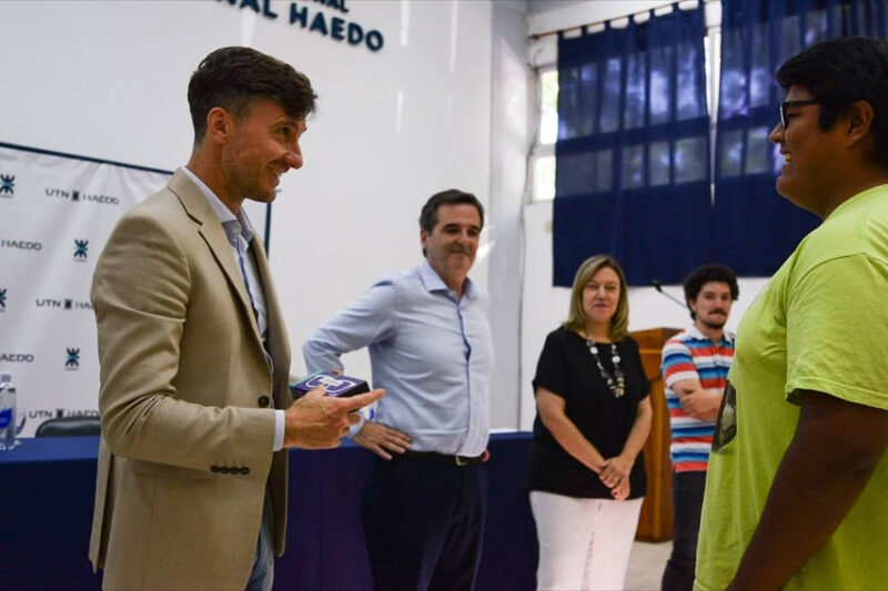 Ghí entregó anteojos a estudiantes de la UTN Haedo