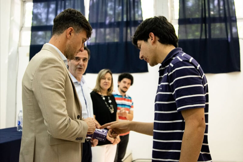 Ghí entregó anteojos a estudiantes de la UTN Haedo