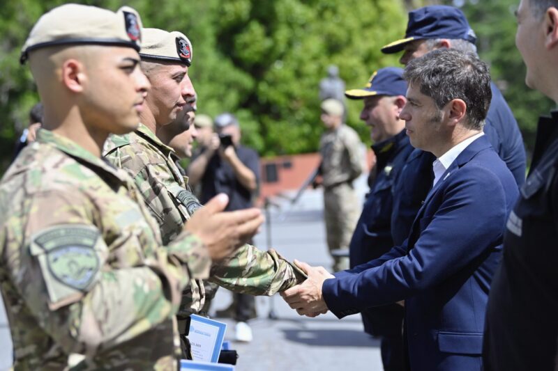 Kicillof encabezó el acto de egreso de efectivos del Grupo Halcón