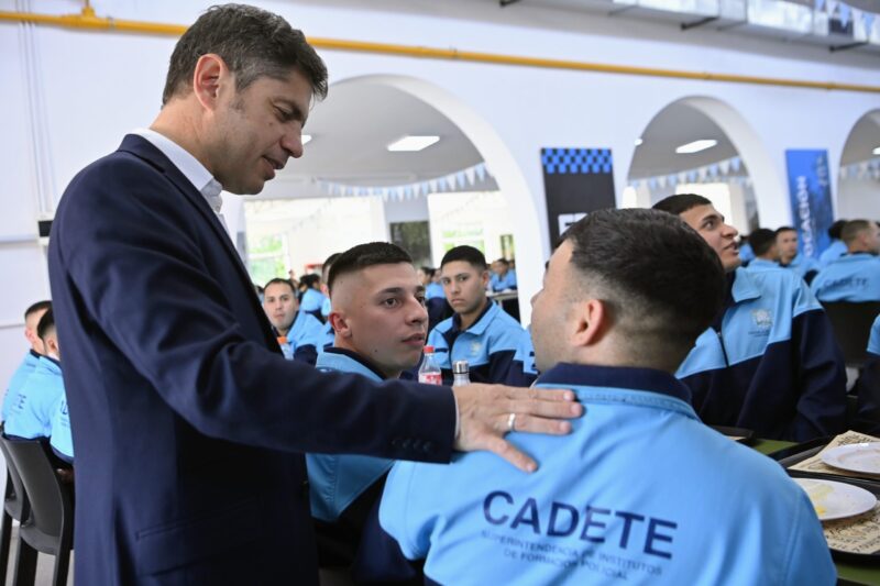 Kicillof encabezó el acto de egreso de efectivos del Grupo Halcón