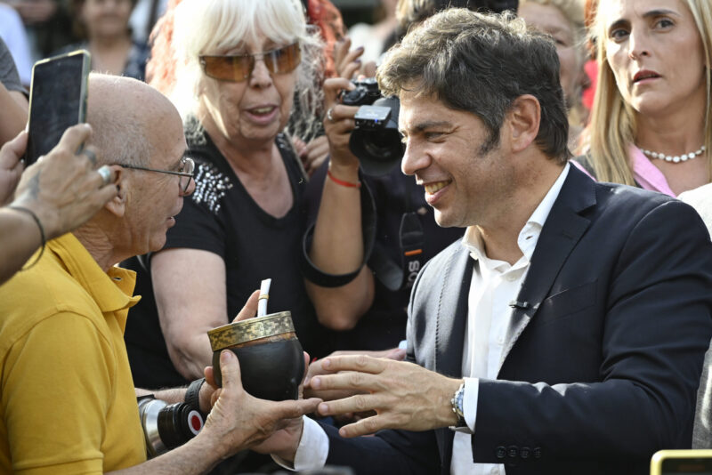 Kicillof visitó la 62° Fiesta Nacional de la Flor en Escobar