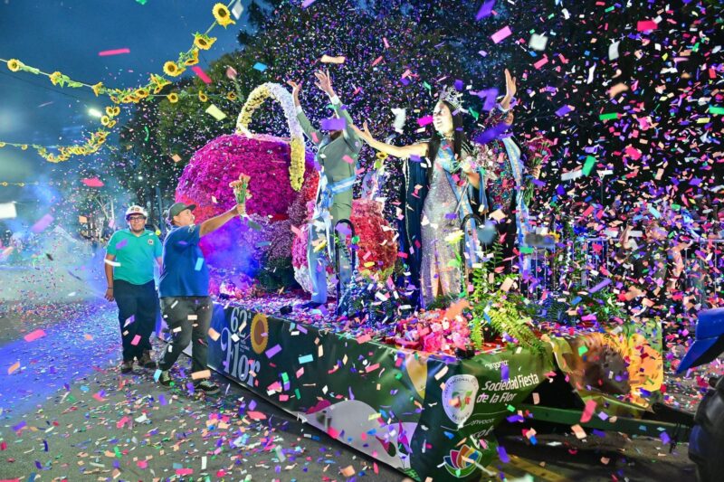 Con lluvia miles de personas disfrutaron del desfile de carrozas en la Fiesta de la Flor