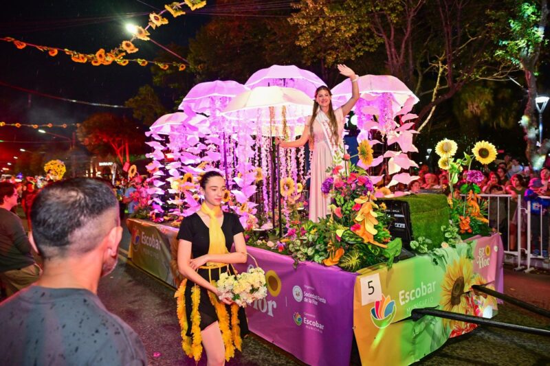 Con lluvia miles de personas disfrutaron del desfile de carrozas en la Fiesta de la Flor