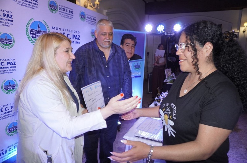 La municipalidad José C. Paz capacita a emprendedores y entrego 200 certificados