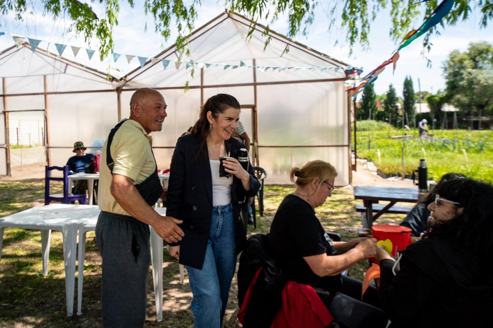 Mariel Fernández visito el centro de día Caveri para adultos mayores